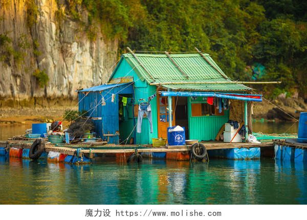房子漂浮在渔村公顷龙湾 越南北方